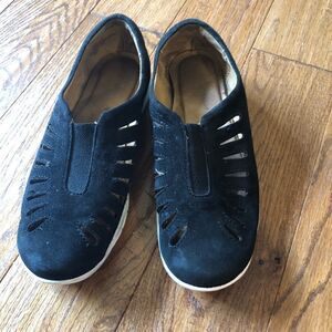 SALE Comfortivia black suede cut out slides size 6